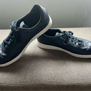Classic Navy men’s Sneakers